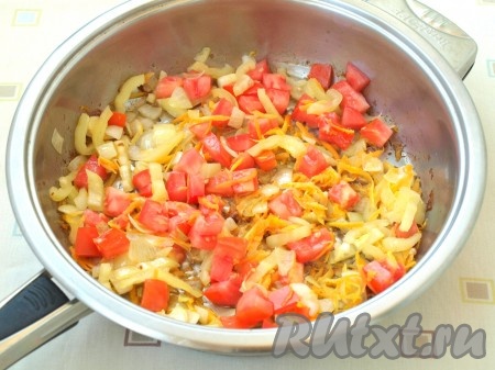 Далее добавить болгарский перец и помидоры.
