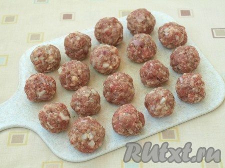 Ломтики батона залить тёплой водой. Нарезать как можно мельче одну очищенную луковицу. Затем батон отжать и добавить в фарш, туда же добавить мелко нарезанную луковицу и пропущенный через пресс чеснок. Получившийся фарш нужно тщательно перемешать, а затем выбить о дно миски. Из фарша сформировать небольшие мясные шарики (фрикадельки).