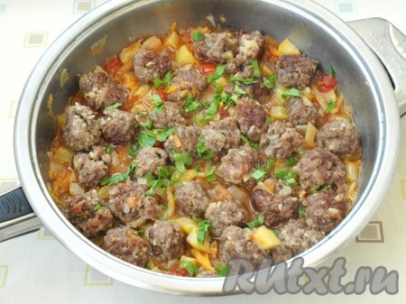 В сковороду с овощным соусом налить горячую воду и вернуть фрикадельки. Тушить до готовности кабачков. Измельчить петрушку и посыпать ею блюдо перед подачей.
