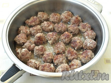 Разогреть в сковороде подсолнечное масло, выложить фрикадельки и обжарить их до румяной корочки на среднем огне с двух сторон.
