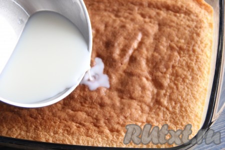 Вынуть пирог из духовки. Вылить горячую молочную смесь на горячий сербский кох. 
