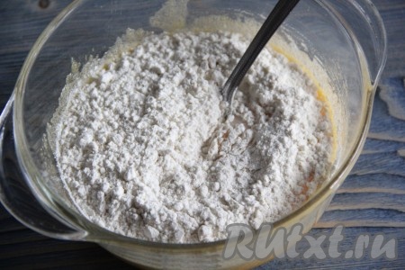 В желтковую массу всыпать муку и ваниль, тщательно перемешать.
