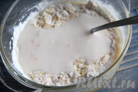 Затем в смесь желтков и муки добавить йогурт и лимонный сок.
