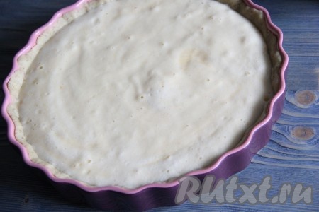 Достать из холодильника форму с песочной основой, выложить йогуртовую начинку в форму и аккуратно разровнять. Поставить пирог в разогретую духовку и выпекать при температуре 180 градусов примерно 40 минут.&nbsp;
