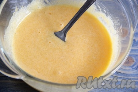 Желтки растереть с сахаром до однородного состояния.