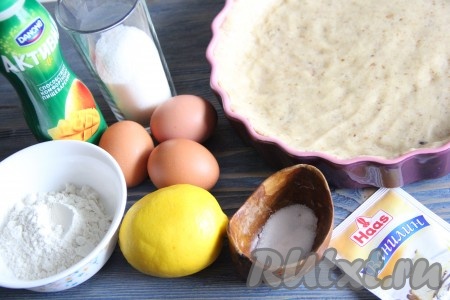  Подготовить продукты для йогуртовой начинки пирога. Форму с тестом поставить в холодильник.