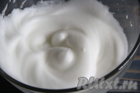 Белки взбить с солью до стойких пиков с помощью миксера.