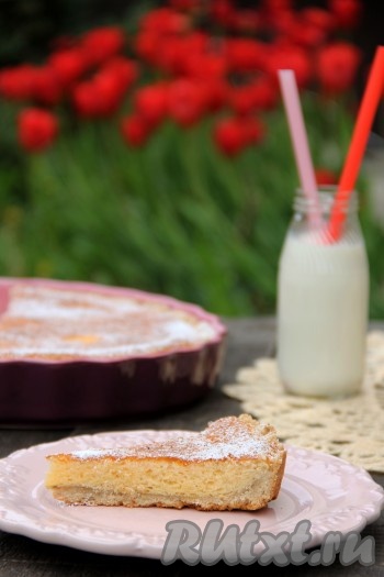 Наивкуснейший йогуртовый пирог разрезать на порционные кусочки и подать к столу.