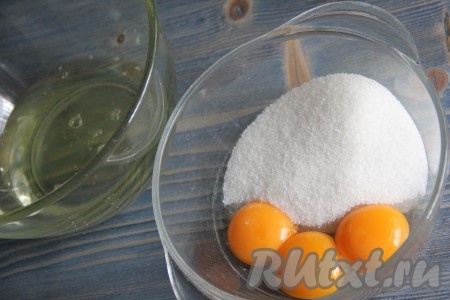 Отделить белки от желтков. Желтки соединить с сахаром.
