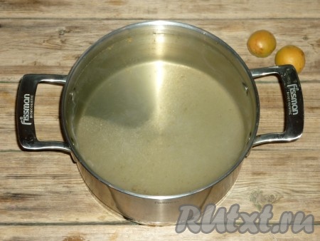 Затем воду из банки слить в кастрюлю, добавить сахар, поставить на огонь, довести до кипения и, помешивая, варить до полного растворения сахара.&nbsp;
