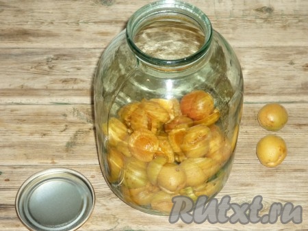 3-литровую банку вымыть и простерилизовать над паром в течение 15 минут, крышку прокипятить в кипящей воде около 5 минут (можно простерилизовать банки и любым другим удобным для вас способом). Подготовленную банку на 1/3 заполнить абрикосами без косточек.
