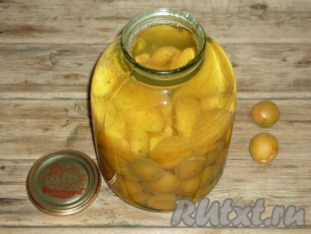 Довести воду до кипения и аккуратно залить в банку с абрикосами. Накрыть банку крышкой и оставить на 10 минут. 