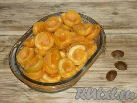 Абрикосы вымыть и удалить косточки.&nbsp;
