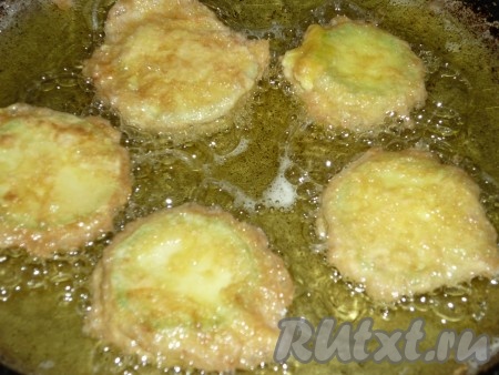 На небольшом огне обжарить с двух сторон до готовности (примерно по 3-4 минуты с каждой стороны). Затем кабачки в кляре с сыром выкладывать на бумажное полотенце, чтобы убрать излишки растительного масла.
