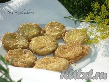 Подавать блюдо можно как в горячем, так и в охлаждённом виде. Кабачки в кляре с сыром получаются и аппетитными, и очень вкусными.
