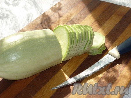 Кабачок вымыть холодной водой, обсушить бумажным полотенцем (молодой кабачок можно не очищать), нарезать на тонкие кружочки и, посолив, оставить на 5-7 минут.
