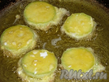 На сковороде хорошо разогреть растительное масло и аккуратно выложить кабачки в кляре.&nbsp;
