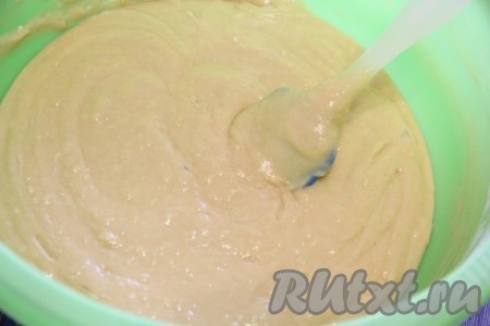 Всё тщательно перемешать силиконовой лопаткой. Тесто для медового кекса получится в меру густым, ровным и однородным.