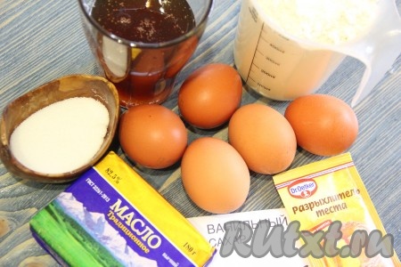 Подготовить продукты для приготовления кекса. Если мёд крупинками, лучше подогреть его на водяной бане или в микроволновке.
