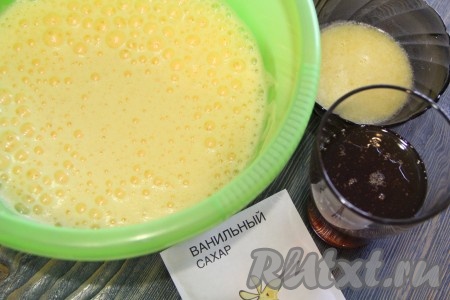 Хорошо взбить яйца с солью с помощью миксера. Масло сливочное растопить и слегка охладить.