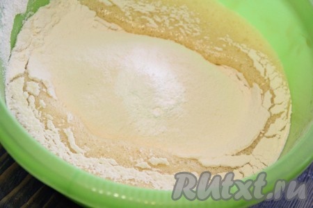 В получившуюся однородную смесь влить растопленное сливочное масло и перемешать. Затем всыпать просеянную муку и разрыхлитель.
