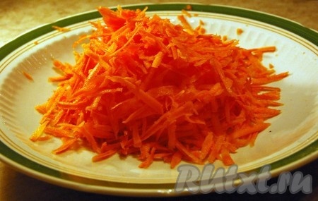 Натереть морковь на крупной терке.