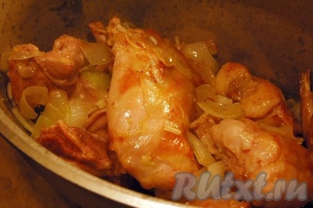 Взять кастрюлю с тяжелым дном, налить в нее оливковое масло, обжарить кусочки кролика до легкой румяности, затем к кролику добавить лук и вместе жарить 5 минут.