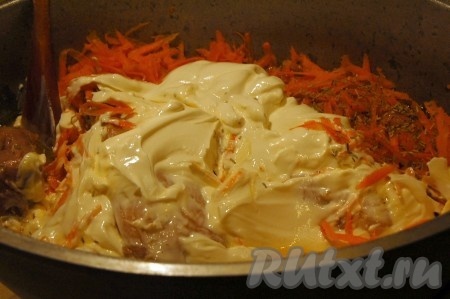 Затем к кролику с луком добавить морковь, чеснок, розмарин, перец, сливки, воду, соль, закрыть крышкой и тушить 1 час.