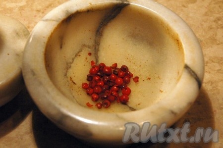 Красный перец горошком раздавить в ступке.