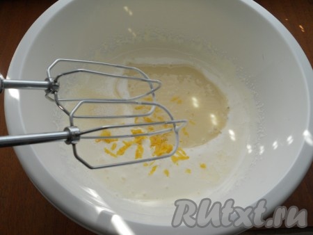 С лимона снять 1 чайную ложку цедры, стараясь не затрагивать, находящийся под жёлтой цедрой белый слой. К взбитым сливкам добавить сгущённое молоко, 1 чайную ложку цедры, выдавить сок из лимона.