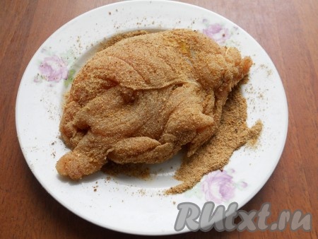 Фаршированное сыром куриное филе со всех сторон хорошенько обвалять в панировочных сухарях.