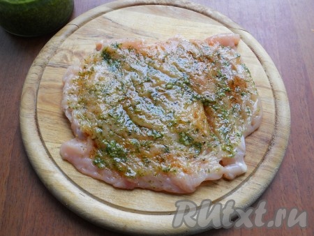 Далее смазать филе укропным соусом.