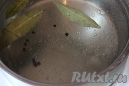 Для приготовления маринада влить в кастрюлю воду, добавить сахар, соль, чёрный и душистые перцы, лавровые листья, перемешать. Поставить кастрюлю на максимальный огонь и довести до кипения, проварить на небольшом огне 2-3 минуты (до растворения соли и сахара). Затем в маринад добавить уксус и растительное масло, перемешать и сразу же снять с огня.