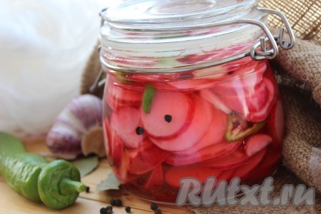 Доверху залить банку с редисом горячим маринадом. Оставить банку с редисом при комнатной температуре до полного остывания, а затем отправить в холодильник на сутки. Вкусная, аппетитная маринованная редиска быстрого приготовления станет приятным дополнением и к шашлыку, и ко многим другим мясным блюдам.