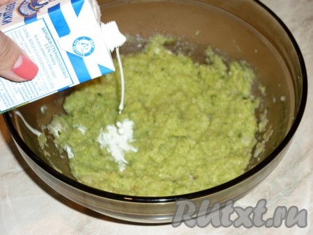 Влить в кабачковую массу сливки комнатной температуры и ещё раз хорошо пробить блендером. 