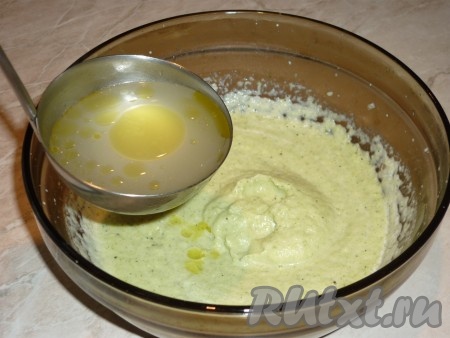 В суп-пюре из кабачков со сливками частями влить тёплый куриный бульон, каждый раз хорошо перемешивая. Бульона может понадобиться меньше или больше, нужно смотреть по консистенции. Суп не должен быть слишком жидким или густым. Всё ещё раз хорошо перемешать, перелить в кастрюлю и отправить на огонь. Довести до кипения на медленном огне, периодически помешивая, и сразу снять с плиты.