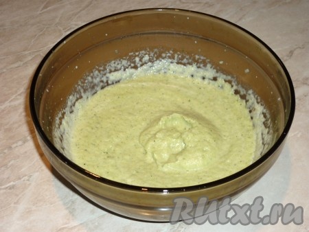 Влить в кабачковую массу сливки комнатной температуры и ещё раз хорошо пробить блендером. 