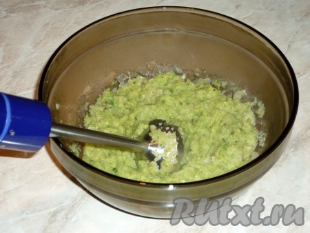 Когда кабачки станут мягкими, переложить содержимое сковороды в миску (или чашу блендера) и взбить погружным блендером до однородной массы. 