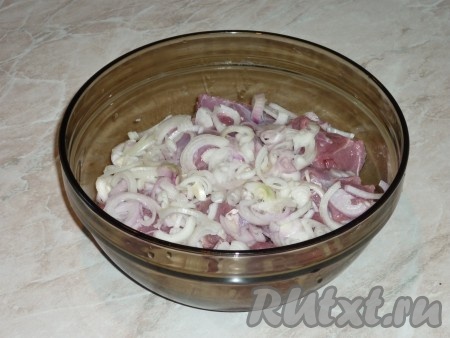 Лук очистить, вымыть и нарезать тонкими кольцами или полукольцами. Присыпать лук немного солью и перемешать, это нужно для того, чтобы лук пустил большое количество сока, в котором и будем мариновать нашу баранину. Нарезанный лук отправить к мясу.&nbsp;
