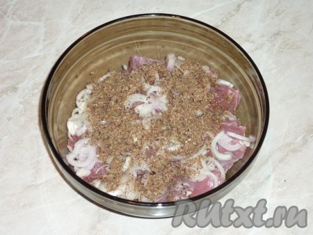 Добавить приправы и соль к кусочкам баранины и луку.&nbsp;
