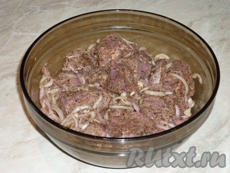 Всё хорошо перемешать, чтобы каждый кусочек мяса был в приправе. Накрыть ёмкость с мясом пищевой плёнкой или крышкой и отправить в холодильник на три часа, если баранина не молодая - времени для маринования понадобится больше.&nbsp;
