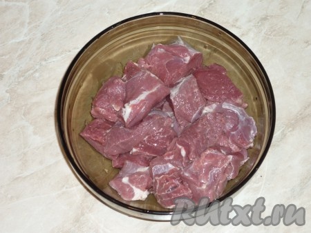 Баранину вымыть, обсушить, убрать плёнку и прожилки, иначе шашлык после жарки будет сухим и не вкусным. Нарезать мясо на порционные кусочки (по 3-4 см), сложить в ёмкость, в которой будем мариновать. 