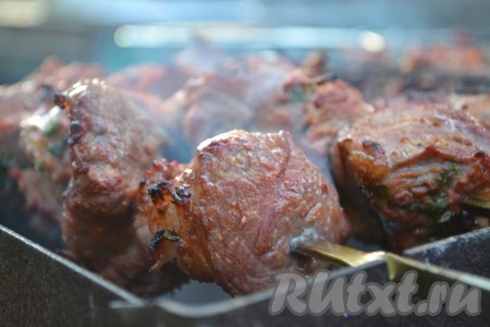 При жарке жир будет выжариваться и не даст возможности шашлыку сделаться сухим. Время жарки будет зависеть от размера нарезанных кусочков баранины, примерно, 15-20 минут.&nbsp;
