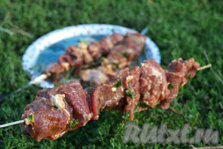 Нанизываем замаринованные кусочки мяса на шампуры.
