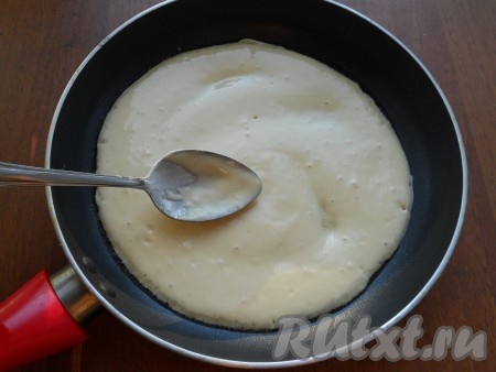 Сковороду разогреть с растительным маслом, вылить в нее тесто для пиццы. Накрыть сковороду крышкой и жарить корж до румяности на слабом огне.