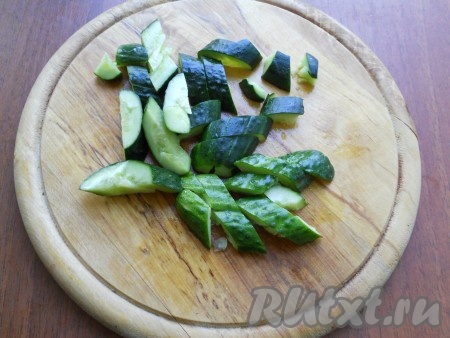 Битые огурцы нарезать наискосок на кусочки.

