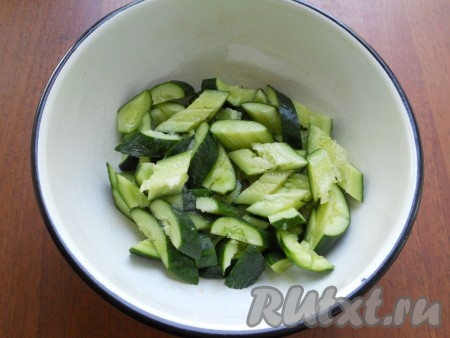 Поместить огурцы в миску, добавить соль и уксус, перемешать и оставить на 30 минут.