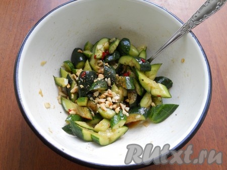 Влить соевый соус и кунжутное масло, добавить паприку, кориандр, черный перец, рубленый арахис и щепотку сахара.
