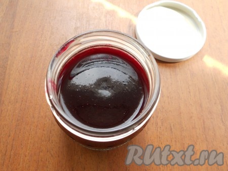 Соус перемешать и кипятить его на слабом огне еще 15 минут, периодически перемешивая. Соус достаточно загустеет и приобретет острый вкус. Баночку и крышку простерилизовать, вылить в нее горячий соус.