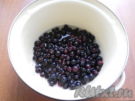 Смородину перебрать, очистить от хвостиков. Хорошенько промыть в дуршлаге. Дать стечь воде и поместить смородину в кастрюлю. Влить воду.